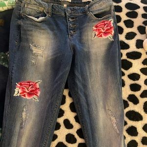 Black daisy rose patch jeans